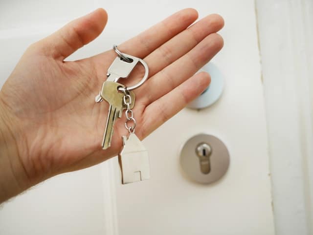 A close-up picture of a person holding keys