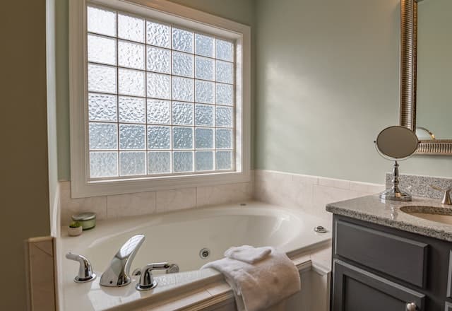 Simple Steps to Cleaning a Bathroom